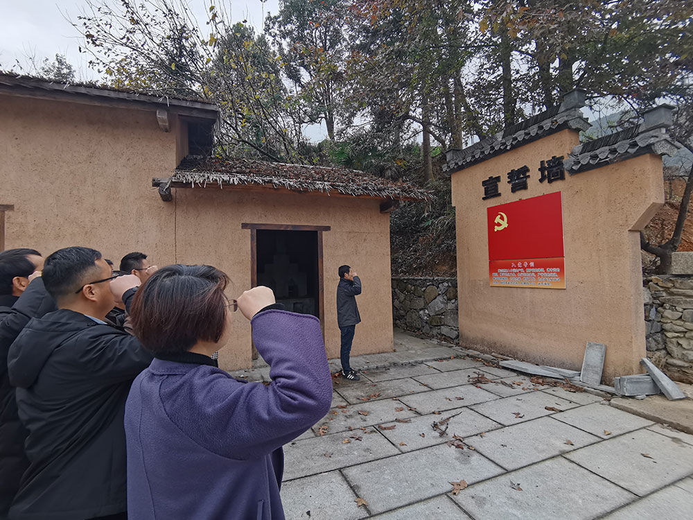 屯溪城建投公司黨支部開展“走進(jìn)紅色記憶、傳承初心使命”主題黨日活動