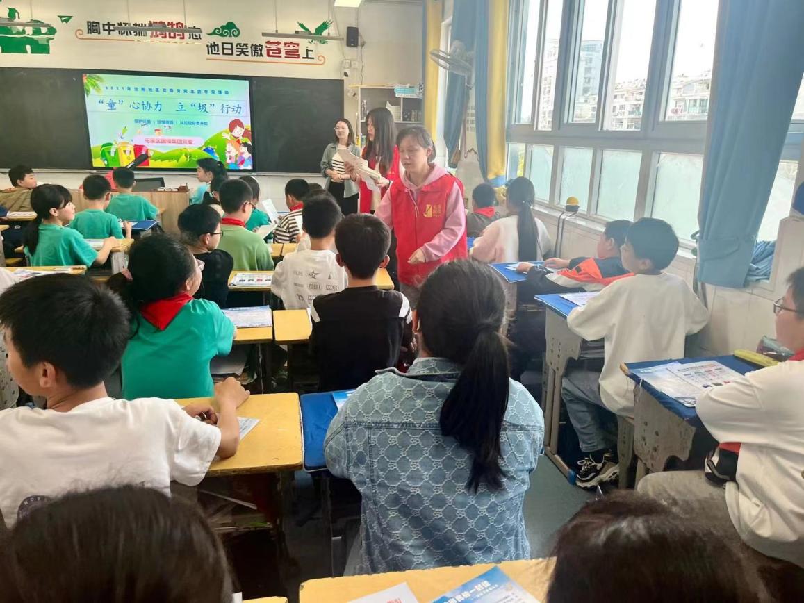 “攜手共筑美好家園”——開展垃圾分類宣傳、小區(qū)衛(wèi)生整治志愿者活動(dòng)